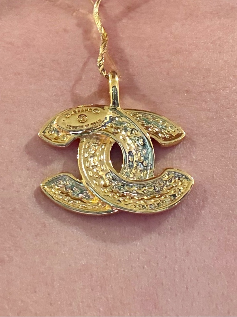 CHANEL Gold Interlocking CC Pendant Necklace - Picture 6 of 7